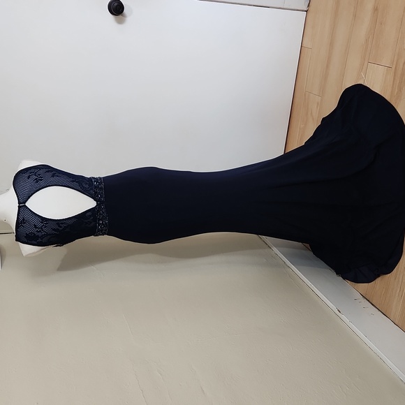 Size 2 Navy & Nude Prom/Pageant/Evening Gown by Dave & Johnny - Picture 6 of 8